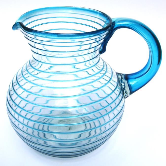 VIDRIO SOPLADO / Jarra de vidrio soplado con espiral azul aqua / sta jarra es una obra de arte en si misma. Sus remolinos azul aqua le dan un bello toque al diseo.